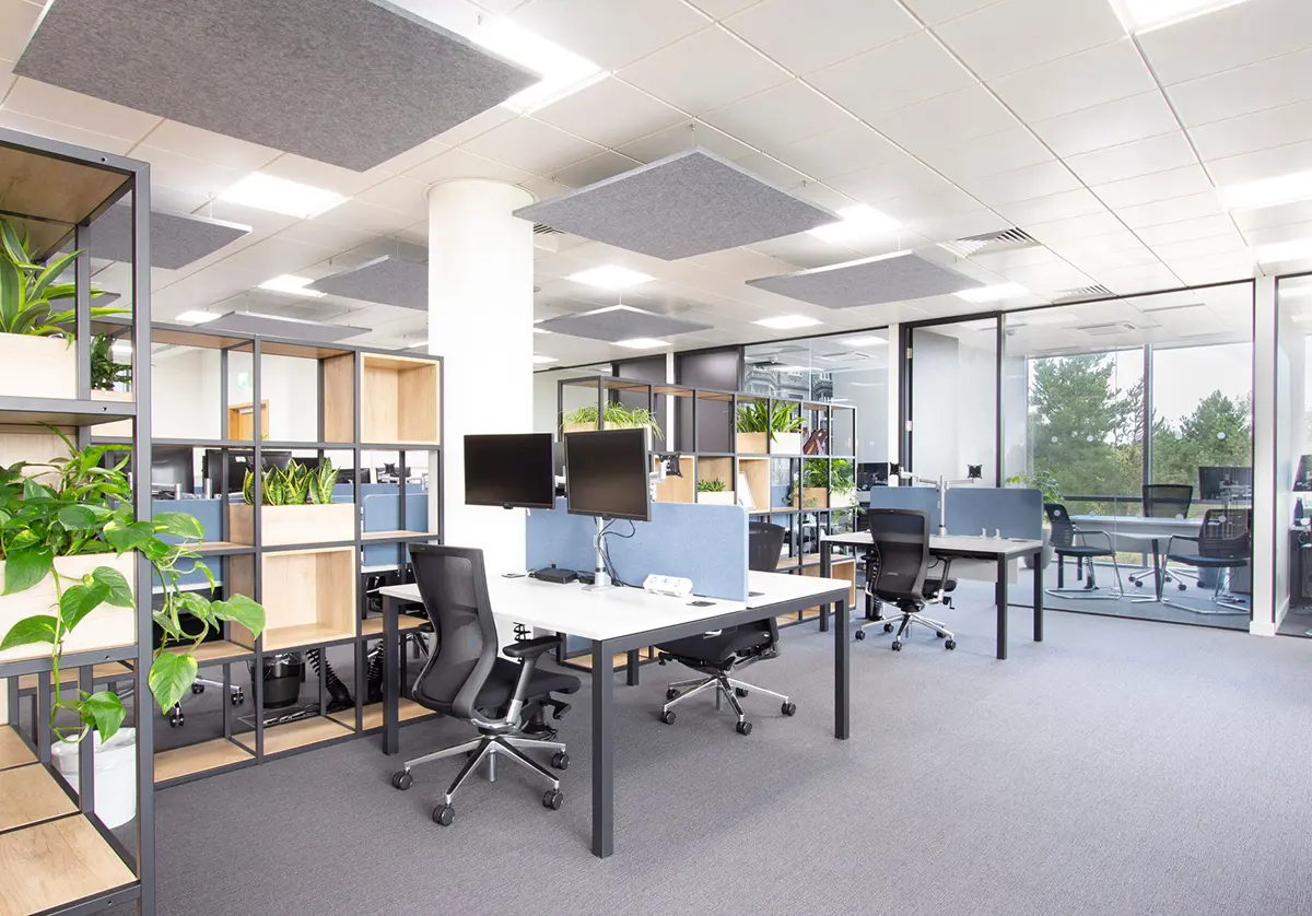 Espace de bureaux open-space collaboratif et lumineux