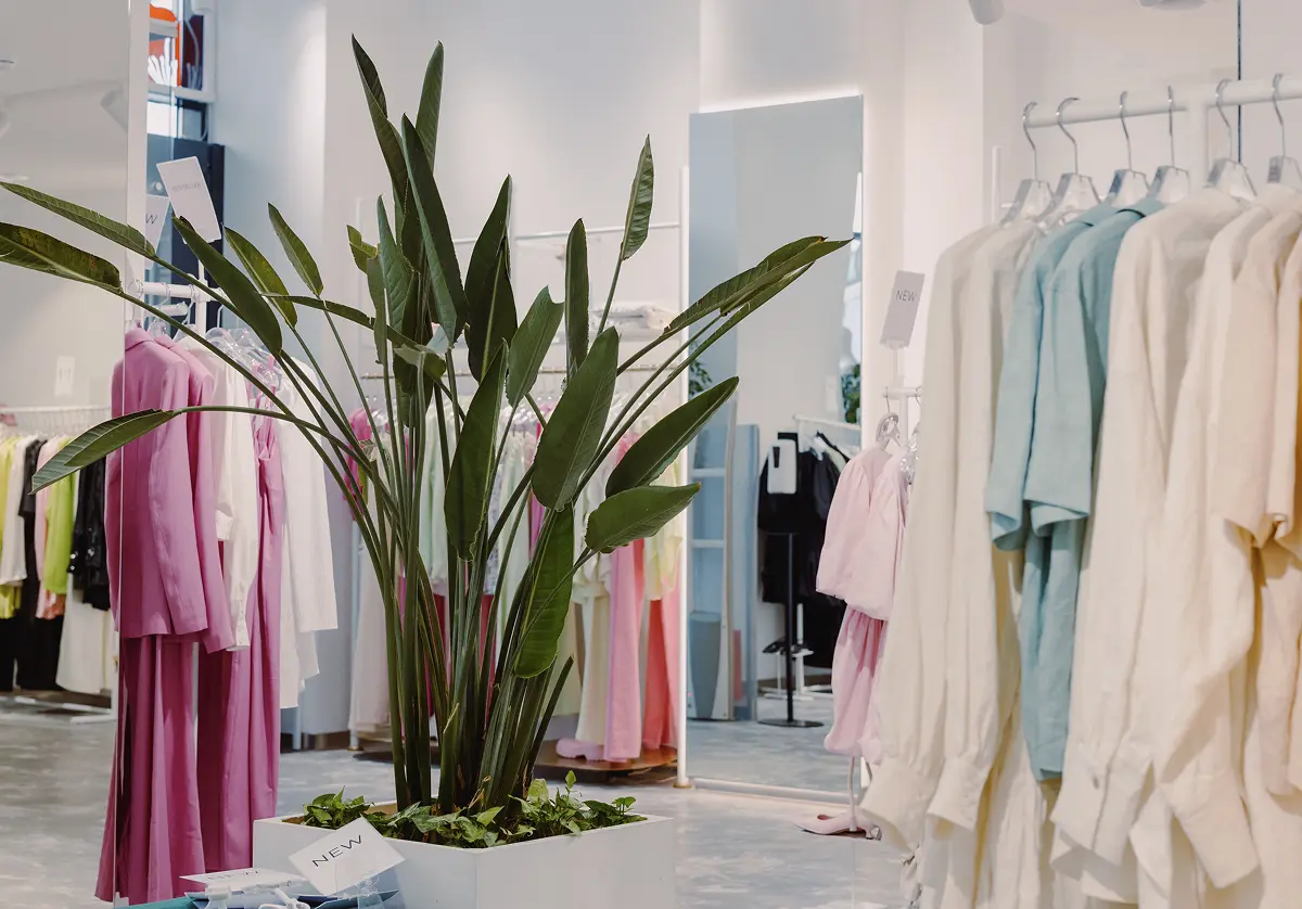 Boutique de vêtements épurée et moderne